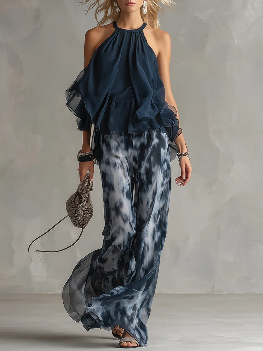 Top con collo halter blu navy e pantaloni larghi stampati in chiffon