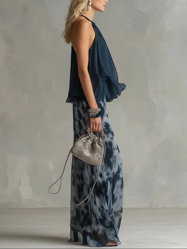 Top con collo halter blu navy e pantaloni larghi stampati in chiffon