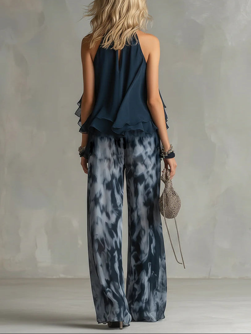 Top con collo halter blu navy e pantaloni larghi stampati in chiffon