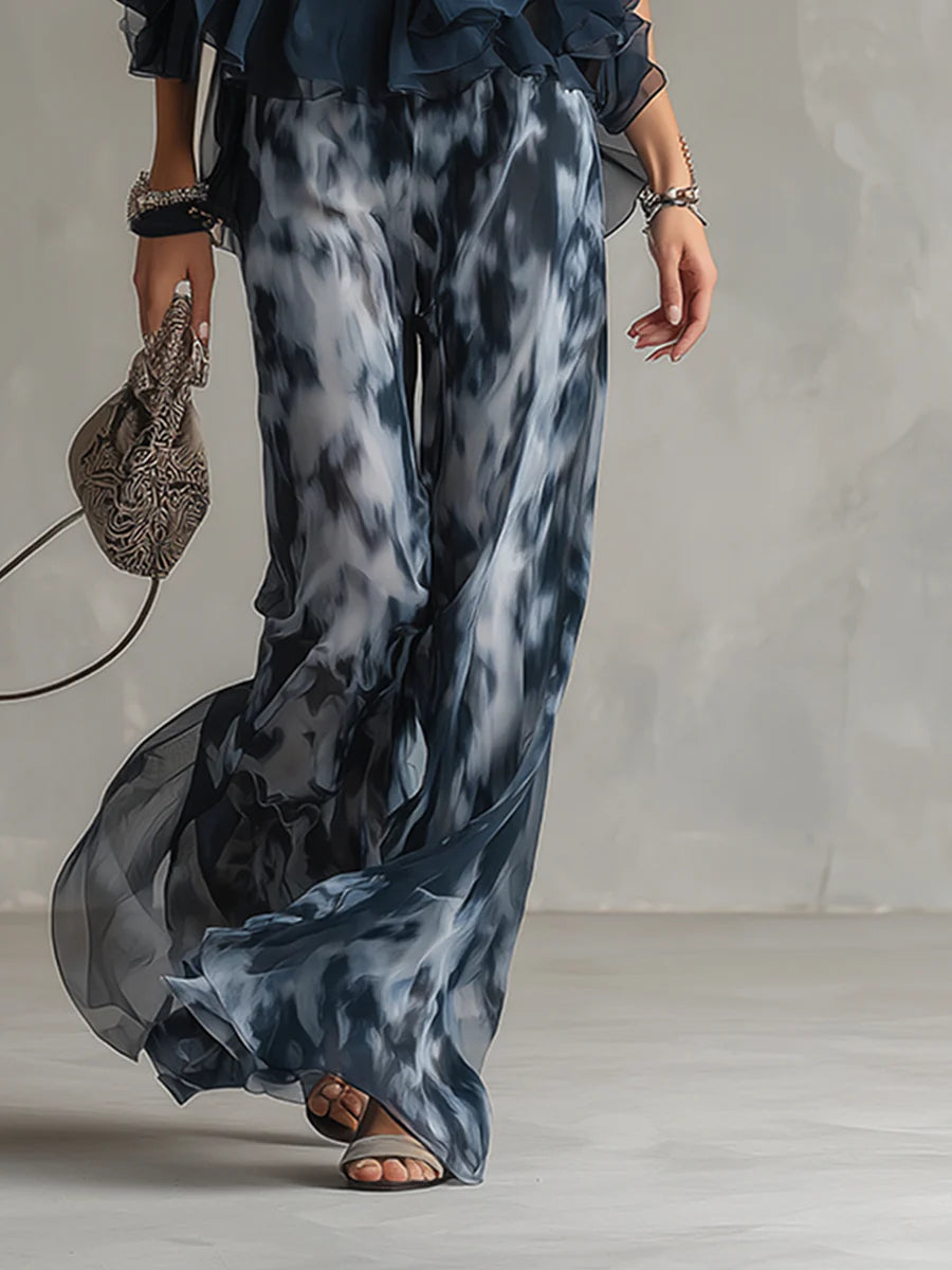Top con collo halter blu navy e pantaloni larghi stampati in chiffon