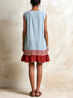 Katia | Vestito tunica azzurro chiaro senza maniche con striscia rossa e orlo arricciato