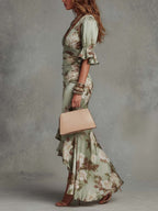 Carlotta | Abito Maxi Asimmetrico in Satin con Maniche a Campana Ruffle Verde a Fiori
