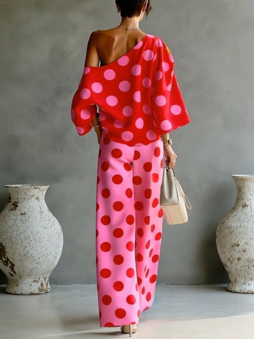 Ensemble deux pièces top décolleté asymétrique à pois roses rétro et pantalons larges