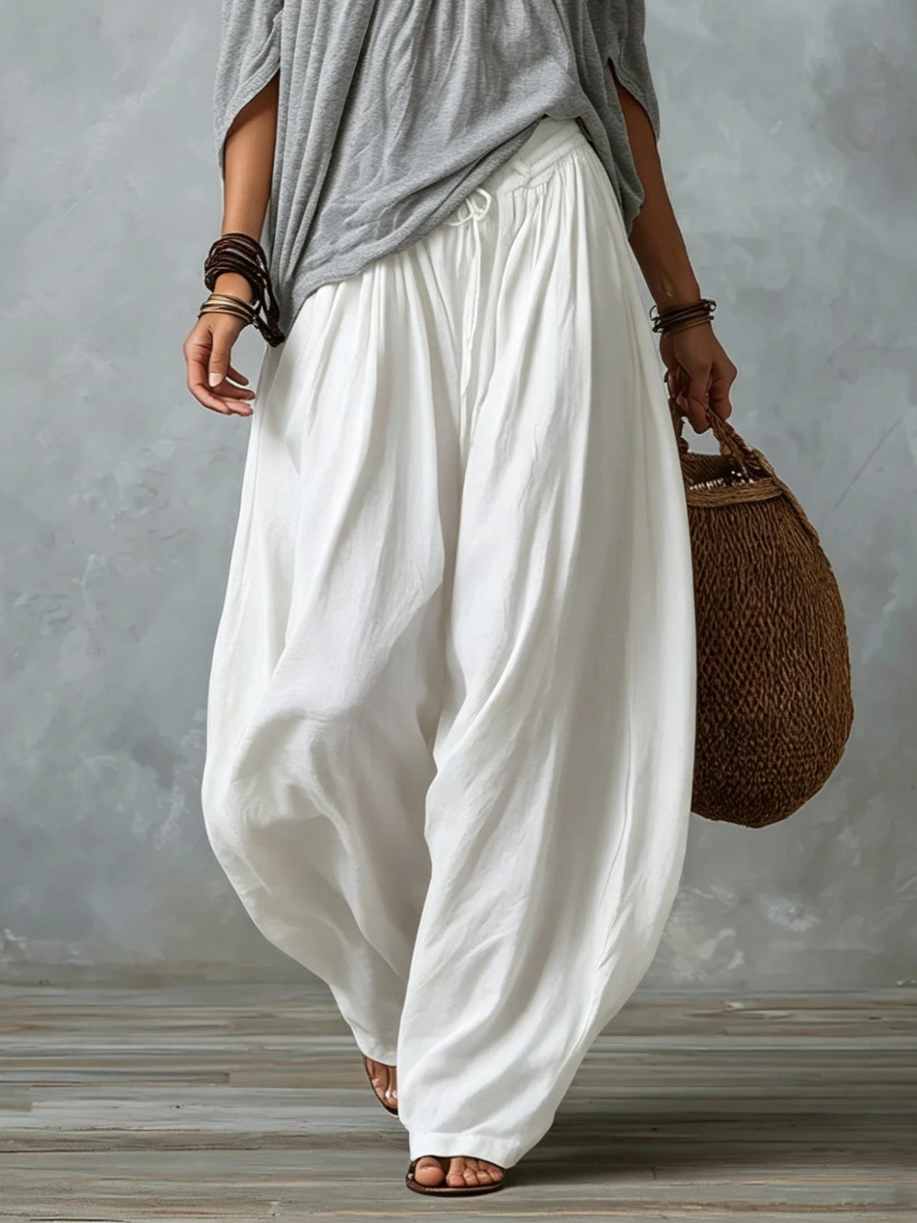 Bianca | Top Grigio Off-shoulder e Pantaloni Lantern Bianchi Svasati